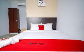 Reddoorz Premium At Raja Hostel Syariah